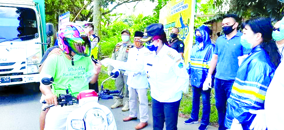 Tangkal Covid-19, Bupati VAP Turun Tangan Bagi Masker